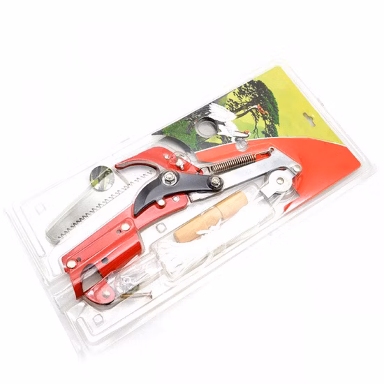 長いハンドルの伸縮式剪定鋏、木の剪定鋏は手にガーデンツールを鋸で